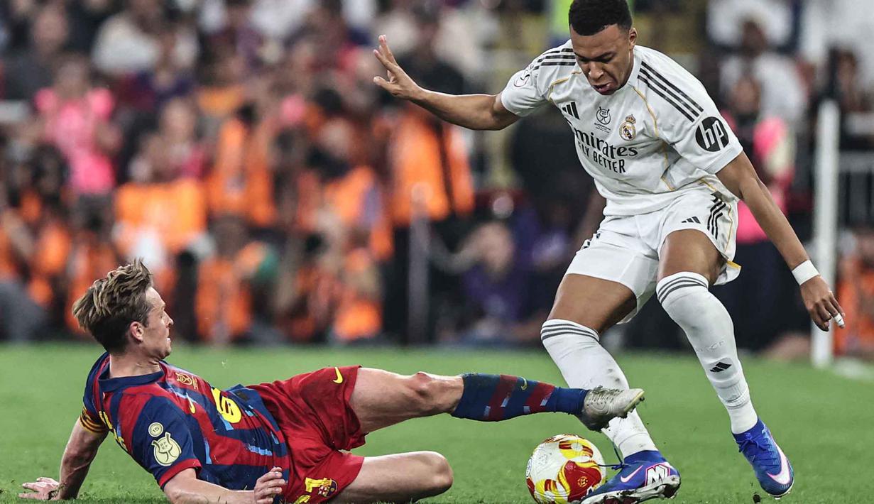 Pertandingan yang mempertemukan dua tim raksasa Spanyol dalam rivalitas klasik penuh gengsi. Duel ini menyajikan pertarungan sengit sejak menit awal hingga peluit panjang dibunyikan. Tampakk dalam foto, gelandang Barcelona asal Belanda, Frenkie De Jong (kiri) berebut bola dengan penyerang Real Madrid asal Prancis, Kylian Mbappe saat pertandingan final Piala Super Spanyol di King Abdullah Sports City Stadium, Jeddah pada Minggu 11 Januari 2026 waktu setempat atau Senin 12 Januari 2026 dini hari WIB. (Fadel SENNA/AFP)