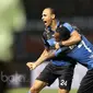 Pemain Madura United, Peter Ozase Odemwingie (kiri) saat merayakan gol ke gawang Persija Jakarta pada lanjutan Liga 1 2017 di Stadion Patriot, Bekasi, Kamis (4/5/2017). Persija kalah dari Madura 0-1. (Bola.com/Nicklas Hanoatubun)