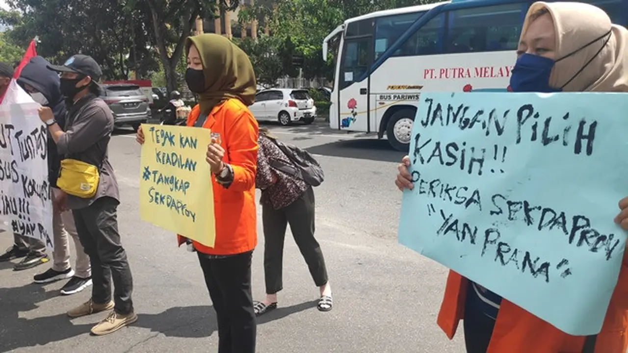Mahasiswa ketika berdemonstrasi di Kejati Riau mendesak pengusutan tuntas dugaan korupsi hibah dan bansos di Kabupaten Siak.