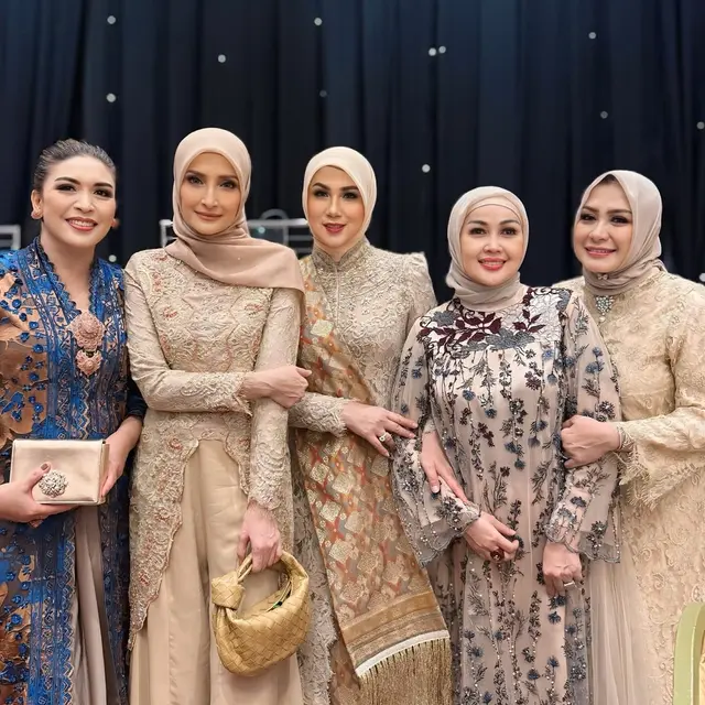 Potret 8 seleb era 90-an hadiri resepsi pernikahan anak Bella Saphira, jadi ajang reuni nostalgia