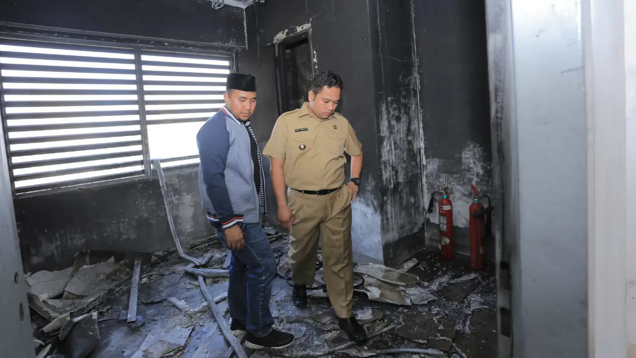 Wali Kota Tangerang Arief R Wismansyah (baju safari) dan Direktur Utama RSUD Kota Tangerang Feriansyah (pakai peci) di ruangan yang terbakar.