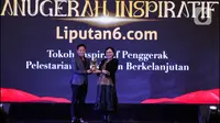 Pimpinan Redaksi Liputan6.com Elin Yunita (kanan) memberikan plakat kepada Bupati Kabupaten Trenggalek,  Mochamad Nur Arifin (kiri) saat acara Anugerah Inspiratif Liputan6.com di hotel Shangri La, Jakarta, Rabu (31/7/2024). Bupati Kabupaten Trenggalek menerima  penghargaan Tokoh Inspiratif Penggerak Pelestarian Ekosistem Berkelanjutan. (Liputan6.com/Herman Zakharia)