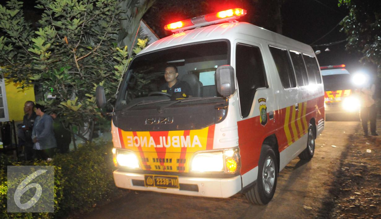 Ambulan yang membawa jenazah terduga teroris pergi meninggalkan lokasi, Setu, Tangerang Selatan, Banten, Rabu (21/12). Jenazah terduga teroris rencananya akan diperiksa di ruang Instalasi Kedokteran Forensik RS Polri. (Liputan6.com/Helmi Afandi)
