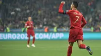 Penyerang Portugal, Cristiano Ronaldo berselebrasi usai mencetak gol dari titik penalti ke gawang Ukraina pada pertandingan Grup B Kualifikasi Piala Eropa 2020 di Stadion NSK Olympiyskiy (15/10/2019). Ukraina menang tipis atas Portugal 2-1. (AFP Photo/Genya Savilov)