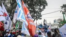 Ratusan buruh menggelar aksi unjuk rasa di depan Balaikota, Jakarta, Rabu (22/10/14). (Liputan6.com/Faizal Fanani)
