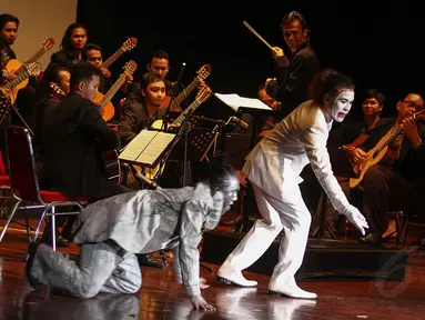 Sejumlah gitaris tergabung dalam Jakarta Enam Senar mengadakan konser di Gedung Kesenian Jakarta, (30/4/2014) (Liputan6.com/Faizal Fanani)