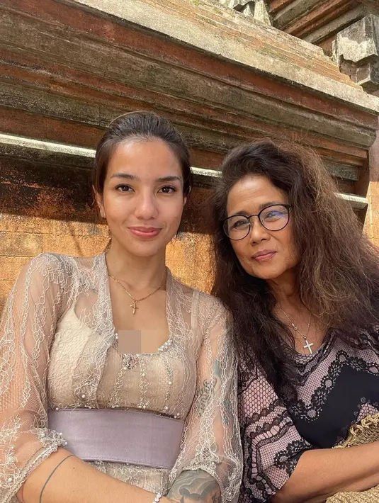 Sheila Marcia tampil memukau mengenakan kebaya Bali saat kondangan. (Sumber: Instagram/itssheilamj)