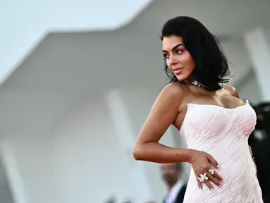 Georgina Rodríguez berpose untuk fotografer saat kedatangannya untuk pemutaran perdana film 'Queer' pada Festival Film Venice ke-81 di Venice Lido, Selasa (3/9/2024). (Marco BERTORELLO / AFP)