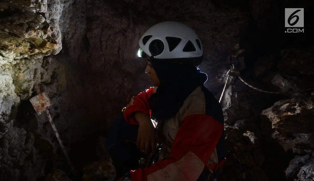 Sejumlah pegiat alam bebas menelusuri Gua Cibeutik, Desa Lingar Mukti, Kampung Cipancur, Jonggol, Jawa Barat, Selasa (1/1). Kegiatan malam tahun baru 2019 untuk menjalin tali silaturahmi antar sesama pegiat minat khusus (caving). (Merdeka.com/Imam Buhori)
