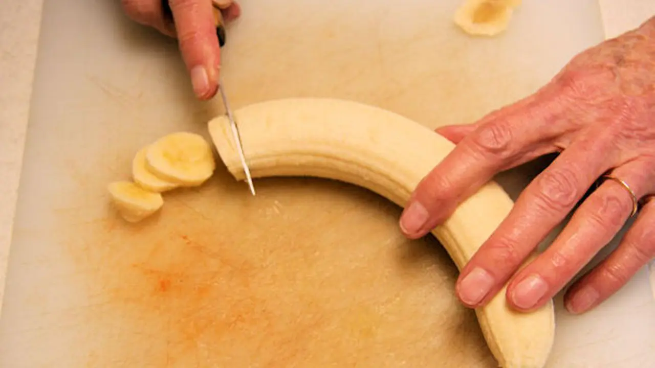 Trik Memotong Pisang yang Bisa Dijadikan Bahan Sulap ke Adikmu