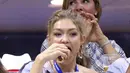 Supermodel Gigi Hadid menyantap hot dog sambil menyaksikan perempat final tunggal putri antara petenis AS, Serena Williams melawan Karolina Pliskova dari Republik Ceko pada hari ke-9 turnamen AS Terbuka di New York, Selasa (4/9). (Greg Allen/Invision/AP)