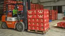 Pekerja memindahkan botol-botol susu kedelai di sebuah pabrik di Nanning, Guangxi, China, Selasa (12/3). Tekanan terhadap pabrikan asal China juga diperparah dengan menurunnya permintaan global. (STR/AFP)