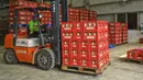 Pekerja memindahkan botol-botol susu kedelai di sebuah pabrik di Nanning, Guangxi, China, Selasa (12/3). Tekanan terhadap pabrikan asal China juga diperparah dengan menurunnya permintaan global. (STR/AFP)