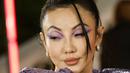 Jessica Wang tampil cantik dengan deep lilac liner. Ia juga menambahkan sapuan eyeshadow cut-out berwarna pale lilac.