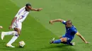 Kesuksesan tersebut tidak lepas dari kehadiran sosok Cannavaro sebagai bek tengah. Sejumlah aksi bertahannya mampu mengamankan jala Gli Azzuri dari kebobolan. (AFP/Daniel Garcia)