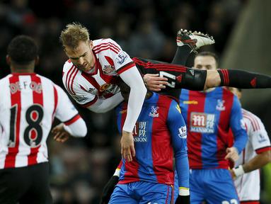 Pemain Sunderland, Jan Kirchhoff (atas) duel dengan pemain Crystal Palace, Yannick Bolasie, dalam laga Liga Inggris di Stadium of Light, Sunderland, (1/3/2016). (Action Images via Reuters/Jason Cairnduff)