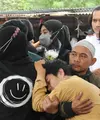 Keluarga dan kerabat menangis saat pemakaman Abdul Hamid alias Pak Ogah di TPU (Tempat Pemakaman Umum) Jatisari, Bekasi, Jawa Barat, Kamis (29/12/2022). Pak Ogah salah satu pengisi suara dalam serial film Si Unyil meninggal pada (28/12/2022) di usia 74 tahun. (Liputan6.com/Herman Zakharia)