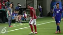Pelatih timnas Indonesia U-23, Aji Santoso (kiri) memperhatikan laga anak asuhnya melawan Filipina di penyisihan Grup A Sea Games 2015 di Stadion Jalan Besar, Singapura, (9/6/2015). Indonesia unggul 2-0 atas Filipina. (Liputan6.com/Helmi Fithriansyah) 