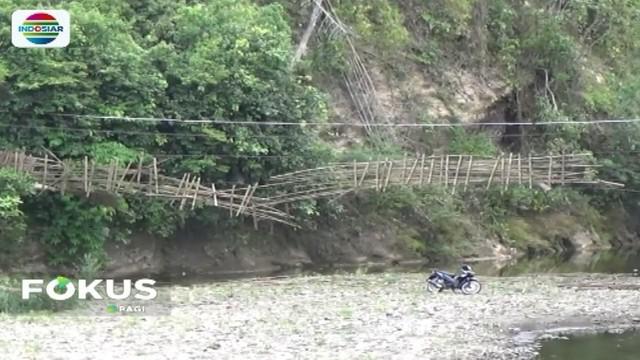 Jembatan gantung di Ciamis ambruk, belasan orang di atasnya terlempar seketika. Akibatnya para korban mengalami luka robek hingga patah tulang.