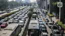 Rekayasa arus lalu lintas yang diberlakukan pada waktu pagi hari ini bertepatan dengan jam sibuk saat masyarakat berangkat kerja. (Liputan6.com/Faizal Fanani)