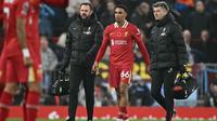 Trent Alexander-Arnold dibekap cedera ketika Liverpool menang 2-0 atas Aston Villa pada laga pekan ke-11 Premier League di Stadion Anfield, Minggu (10/11/2024) dini hari WIB. (AFP/Paul ELLIS)