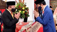 Presiden Jokowi menyerahkan menganugerahkan Bintang Jasa Nararya kepada Direktur Utama PT Telkom Indonesia (Persero) Tbk (Telkom), Ririek Adriansyah di Istana Negara Kamis (13/8).
