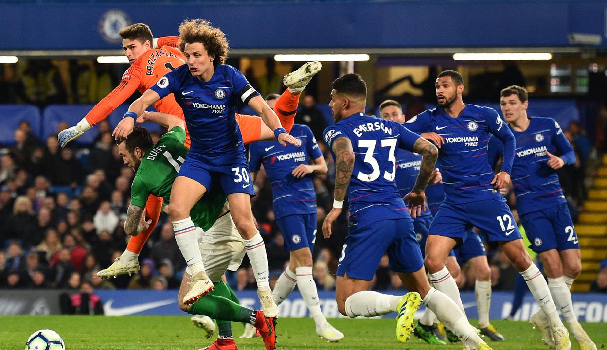 Pemain Chelsea, Kepa Arrizabalaga dan David Luiz berusaha menghalau bola pada laga lanjutan Premier League yang berlangsung di Stadion Stamford Bridge, London, Kamis (4/4). Chelsea menang 3-0 atas Brighton Albion. (AFP/Glyn Kirk)