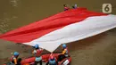 Sejumlah relawan membentangkan bendera Merah Putih di aliran kali
Ciliwung di kawasan Sudirman, Jakarta, Minggu (22/8/2021). Pembentangan atau pengibaran bendera Merah Putih tersebut dilaksanakan untuk memperingati HUT ke-76 RI. (Liputan6.com/Faizal Fanani)