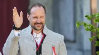 Putra Mahkota Haakon-Magnus dari Norwegia menyambut pawai anak-anak selama perayaan 17 Mei di kediaman Kerajaan, Skaugum, sebelah barat ibu kota Norwegia, Oslo, pada 17 Mei 2024.Norwegia merayakan penandatanganan konstitusi negara pada 17 Mei 1814 dengan pawai anak-anak dan band sekolah di seluruh negeri. (Dok: Lise &Aring;serud / NTB / AFP)D