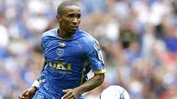 Jermain Defoe of Portsmouth runs the ball during the FA Community Shield between Manchester United and Portsmouth at Wembley Stadium in London on August 10, 2008. AFP PHOTO/IAN KINGTON