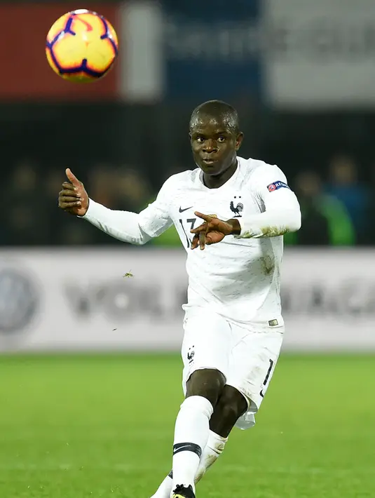 Gelandang Prancis, N'golo Kante mengumpan bola saat bertanding melawan Belanda pada pada pertandingan UEFA Nations League di stadion Feijenoord di Rotterdam (16/11). Kemenagan Belanda membuka peluang lolos ke semifinal. (AFP Photo/John Thys)