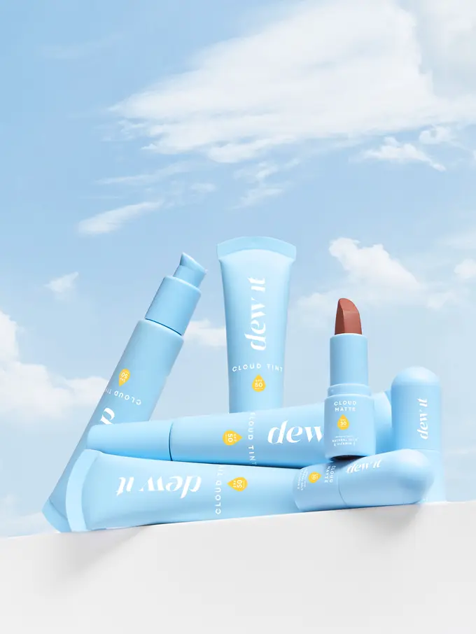 Rahasia Makeup Tetap Flawless Meski Jadi Perempuan Aktif, Cuma Padukan Skin Tint dan Lip Matte Lokal