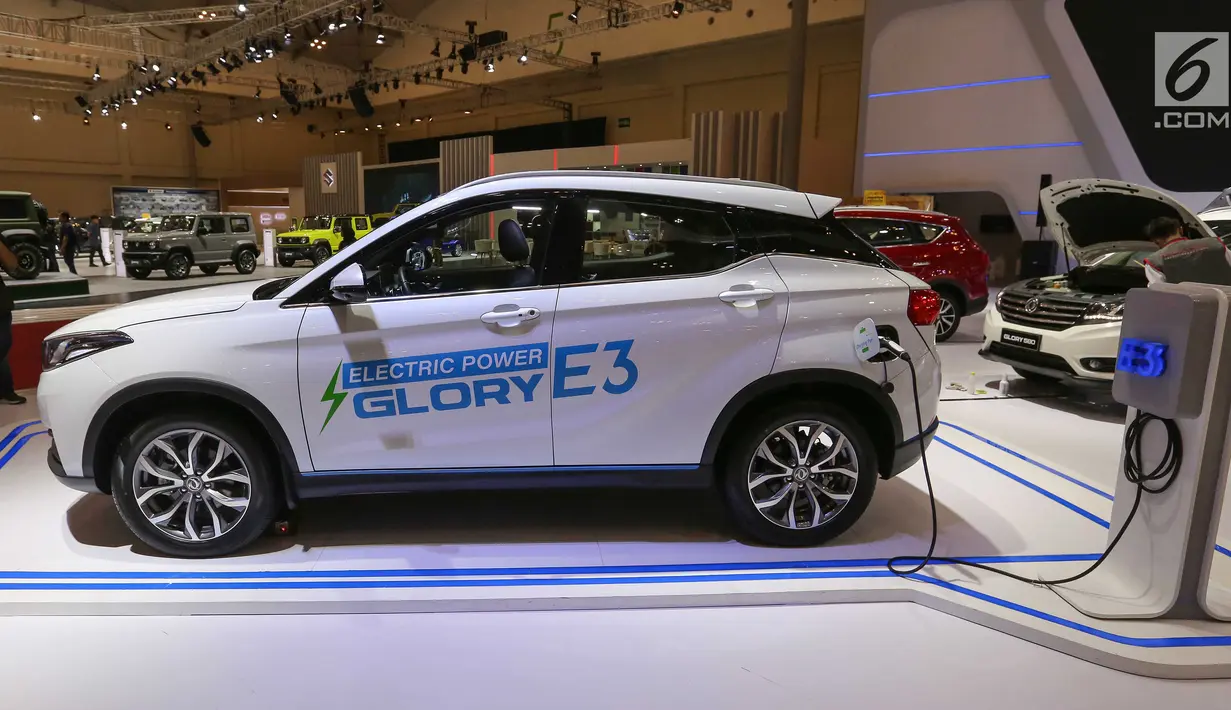 Mobil listrik DFSK Glory E3 dipamerkan dalam GAIKINDO Indonesia International Auto Show (GIIAS) 2019 di ICE BSD, Tangerang, Jumat (19/7/2019). Mobil dengan panjang 4385 mm dan lebar 1850 mm ini memiliki kemampuan jarak tempuh hingga 405 kilometer. (Liputan6.com/Fery Pradolo)