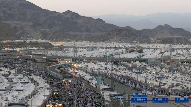 Suasana kepadatan jemaah haji di Mina. Jemaah dari seluruh dunia tinggal di Mina selama tiga hingga empat hari untuk melaksanakan ritual mabit dan lempar jumrah. (FOTO: MCH PPIH ARAB SAUDI 2023)