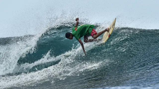 Aksi Para Peselancar Ikuti Kompetisi di Pantai Lhoknga Aceh