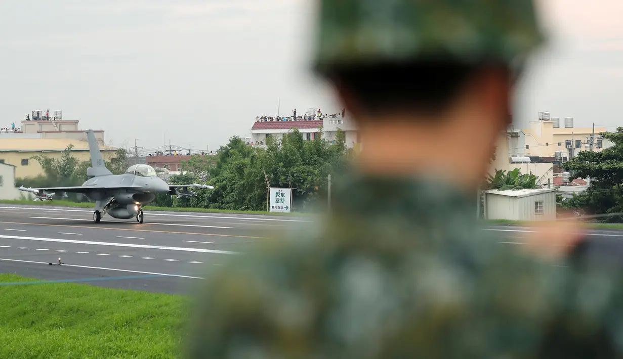 Pesawat F-16 dari Angkatan Udara Republik Tiongkok (Taiwan) mendarat di jalan raya dalam rangkaian latihan militer "Han Kuang" yang rutin digelar setiap tahun di wilayah selatan Changhua, Selasa (27/5/2019). Latihan perang itu sebagai simulasi untuk mengantisipasi serangan China (REUTERS/Tyrone Siu)