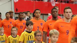 Di antara pemain Belanda yang turun pada laga ujicoba melawan Austria, terdapat seorang pemain keturunan Indonesia yang bernama Kenny Tete (nomor punggung dua). (Bola.com/Reza Khomaini)