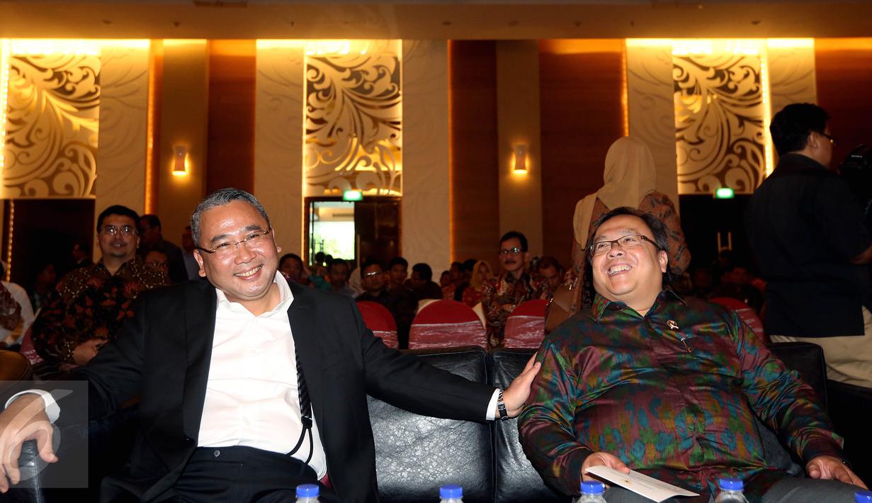 Menteri Pembangunan Desa Tertinggal, Eko Sandjojo (kiri) dan Menteri PPN/Bappenas Bambang Brodjonegoro saat menghadiri Nota Kesepahaman dengan berbagai mitra strategis di Jakarta, Kamis (27/4). (Liputan6.com/Johan Tallo)
