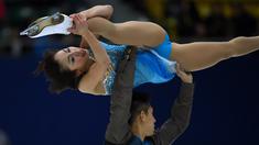 Atlet Tiongkok, Sui Wenjing (atas) dan Han Cong beraksi dalam kejuaraan figure skating China ISU Grand Prix di Beijing, Tiongkok, (7/11/2015). (AFP Photo/Wang Zhao)