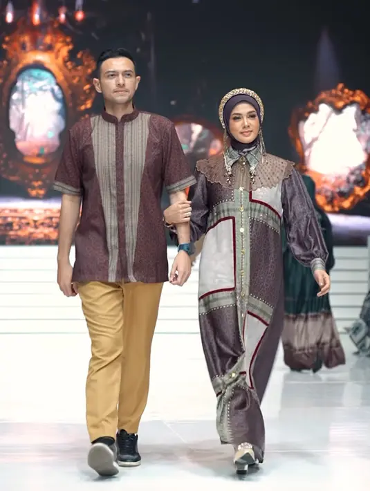 Rifky Balweel juga mengenakan koleksi Zaskia Sungkar bersama istrinya. Rifky tampil dengan baju koko maroon dan istrinya dengan dress panjang lengan balon serta kerudung ungunya. [@zaskiasungkar15]