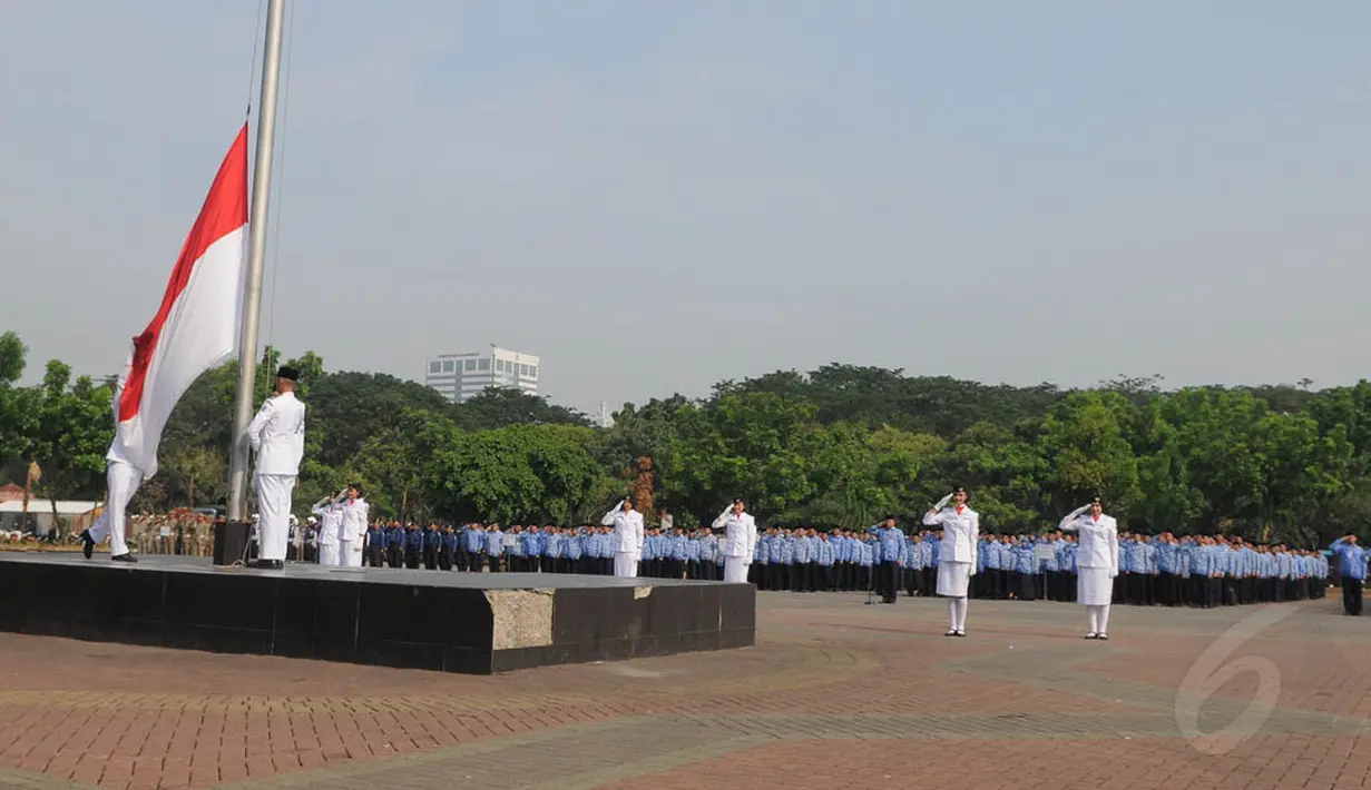 Upacara peringatan Hari Pahlawan tersebut diikuti ratusan pegawai negeri sipil (PNS) di lingkungan Pemprov DKI Jakarta, Senin (10/11/2014). (Liputan6.com/Herman Zakharia) 