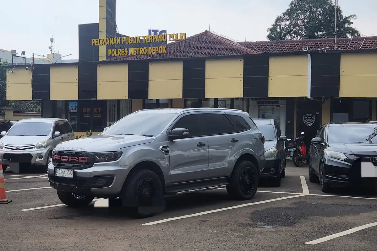 Polres Metro Depok mengamankan mobil yang digunakan tersangka saat mengamuk menggunakan senjata tajam di wilayah Cinere, Depok. (Liputan6.com/Dicky Agung Prihanto)
