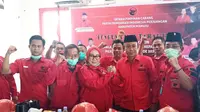 Pasangan Siti Sutinah Suhardi dan Ado Mas'ud saat menerima rekomendasi dari PDI Perjuangan untuk maju di Pilkada Mamuju (Liputan6.com/Abdul Rajab Umar)