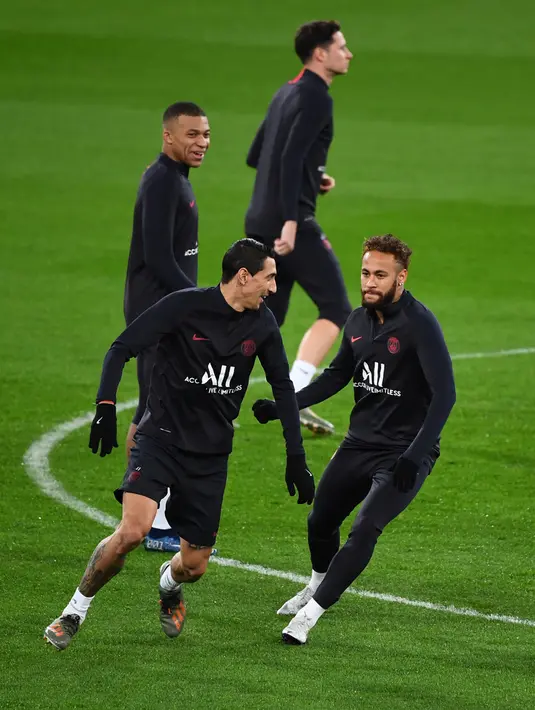 Pemain Paris Saint-Germain, Angel Di Maria dan Neymar bercanda saat mengikuti sesi latihan di stadion Santiago Bernabeu di Madrid (25/11/2019). PSG akan bertanding melawan Real Madrid pada Grup A Liga Champions di Santiago Bernabeu. (AFP/Gabriel Bouys)