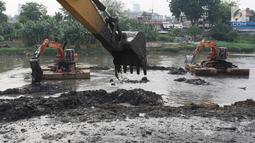 Petugas mengeruk endapan lumpur di Kanal Banjir Barat, Jakarta, Jumat (3/11). Pengerukan juga dilakukan untuk megantisipasi bantaran BKB yang sering meluap ketika hujan akibat penyempitan jalur sungai. (Liputan6.com/Immanuel Antonius)