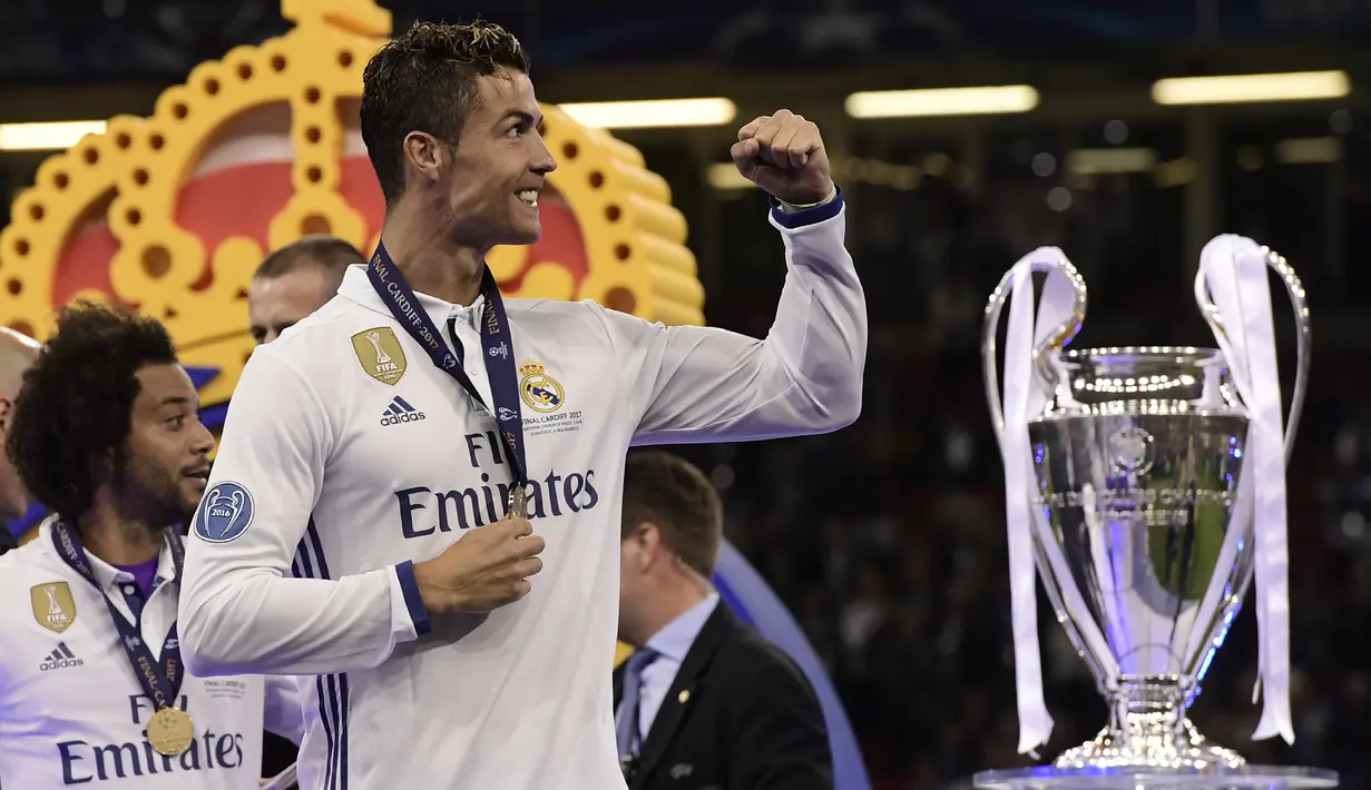 Striker Real Madrid, Cristiano Ronaldo, melakukan selebrasi usai berhasil menjuarai liga Champions di Stadion Millennium, Cardiff, Sabtu, (3/6/2017). Cristiano Ronaldo meraih gelar pemain terbaik FIFA 2017. (AFP/Javier Soriano)