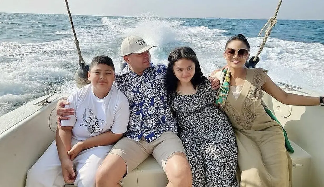 Berilbur ke Pulau Seribu, Krisdayanti dan keluarga pun menikmatinya dengan menaiki kapal sambil menikmati indahnya lautan. [@krisdayantilemos]