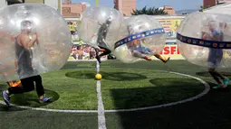 Sejumlah peserta antusias mengikuti turnamen sepakbola dengan mengenakan bola udara di badannya, Medellin, Kolombia, Sabtu (10/10/2015). Permainan ini dimainkan oleh lima orang di masing - masing tim. (REUTERS/Fredy Builes)