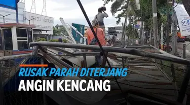 Hujan disertai angin kecang menerjang sejumlah tempat Sabtu (5/3) sore. Salah satunya di daerah Tangerang yang merobohkan baliho besar.