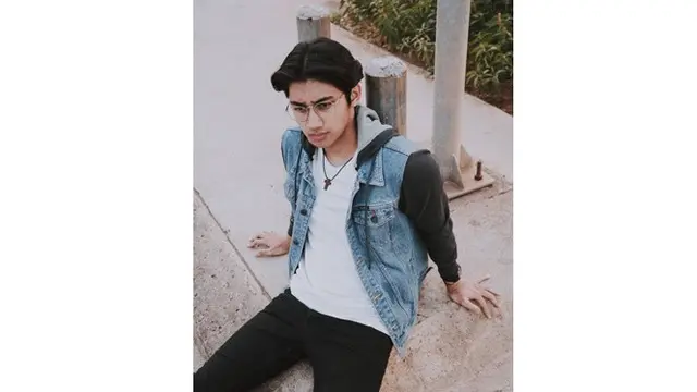 Jarang Tersorot, Ini 6 Potret Yabes Yosia Adik Bungsu Caesar Hito
